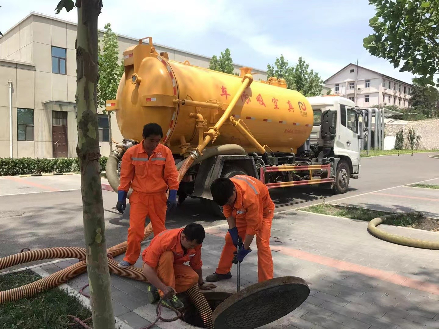 清丰管道疏通车停在窨井附近