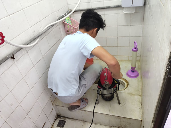清丰管道堵塞冒臭气 专业师傅现场解决问题