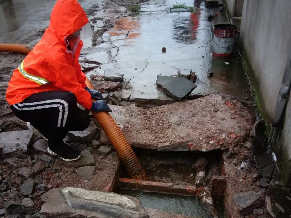 清丰专业清理污水池 炜誉市政以规范流程守护城市 “肠道”