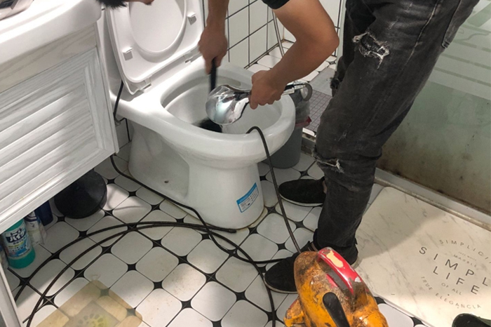 清丰马桶堵塞自己疏通还是找师傅？专业上门服务让你省时更省心
