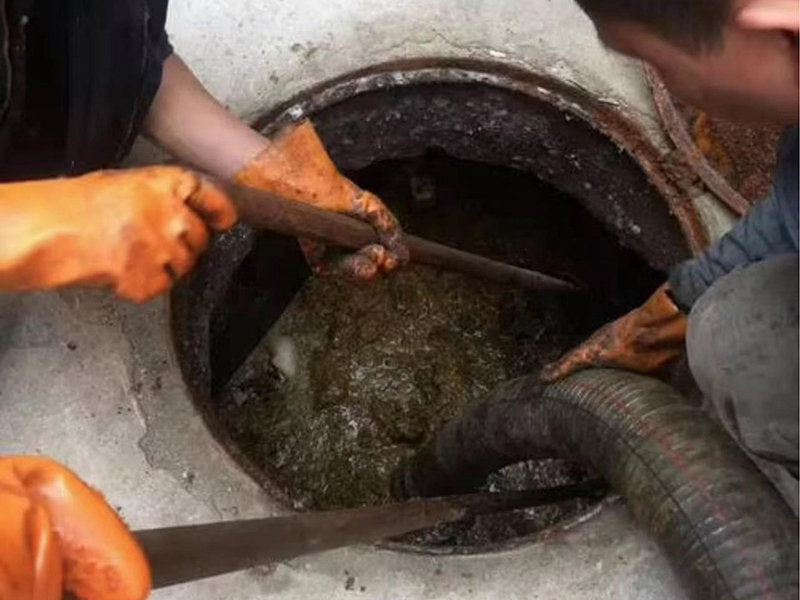 清丰清理化粪池时如何避免沼气的危害？